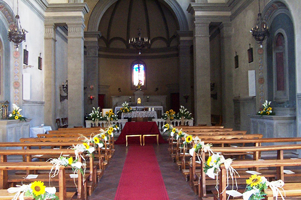 L'interno della chiesa addobbato per un matrimonio