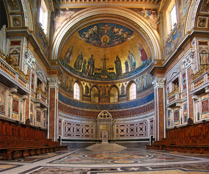 L'interno, particolare dell'abside