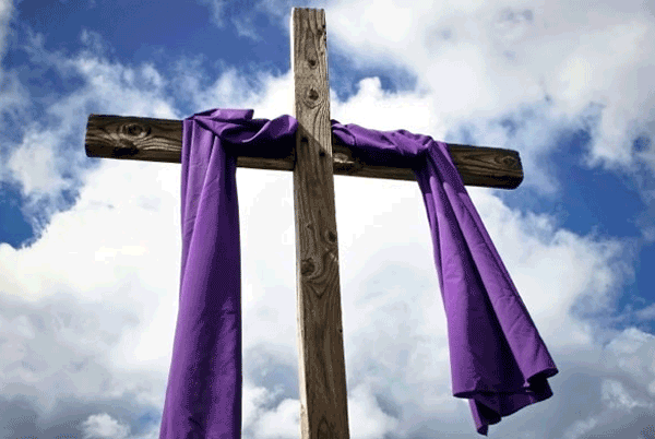 La Croce con la "stola" viola propria del periodo di Quaresima